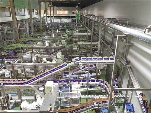 在皇氏集团华南乳品有限公司智能工厂,偌大的流水车间仅有几名工作